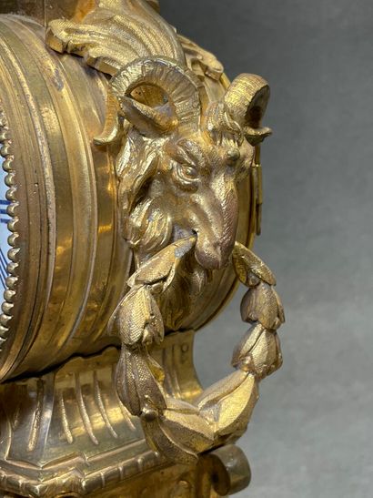 Pendule en bronze ciselé et doré, tête de...