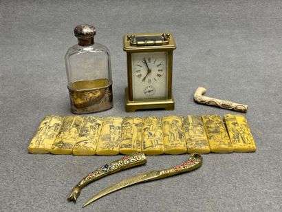 Lot comprenant:
Pendulette d'officier, flasque...