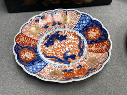 Lot comprenant:
Deux assiettes en porcelaine...