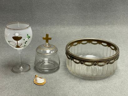 Lot comprenant:
Salière baptismale, verre...
