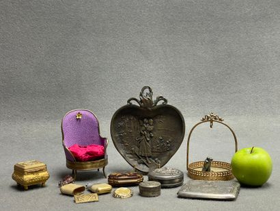 Lot de bibelots comprenant:
Coupe en bronze,...