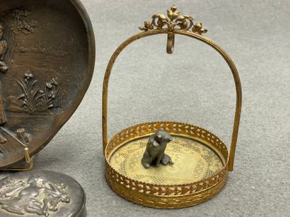 Lot de bibelots comprenant:
Coupe en bronze,...