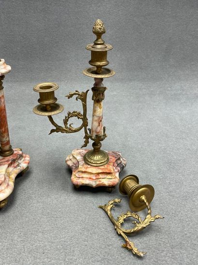 Garniture de cheminée comprenant une pendule...