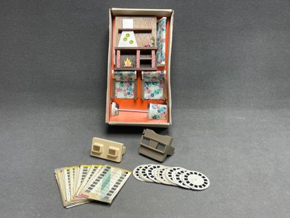 Mobilier de poupée en boite. Années 1970.
On...