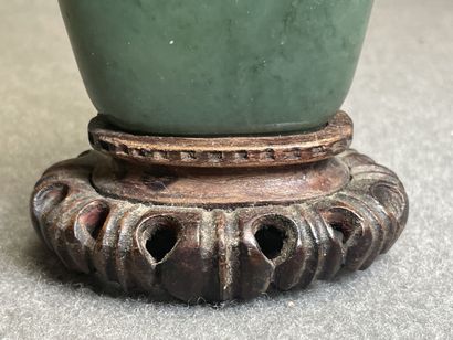 Vase couvert en pierre dure sculptée sur...