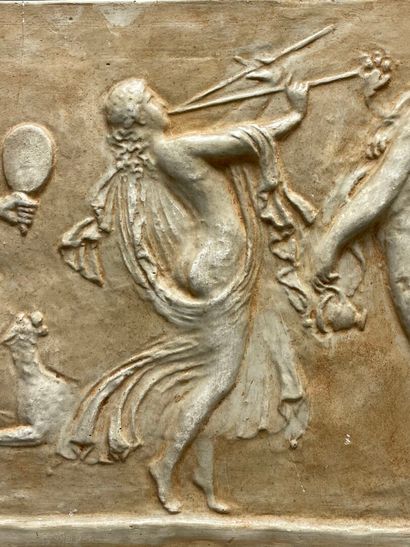 Paire de bas reliefs en platre d'après l'antique
33...