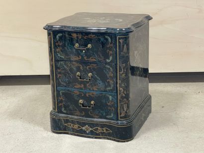 Table de chevet laquée à décor de fleurs
62...