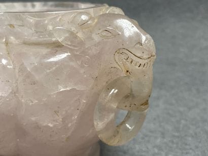 Pot couvert en quartz sculptée. 
Chine
13...