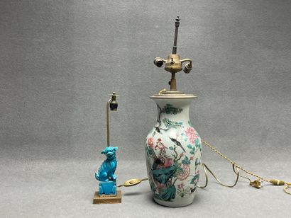 Pied de lampe en porcelaine de Chine XIX°
H....