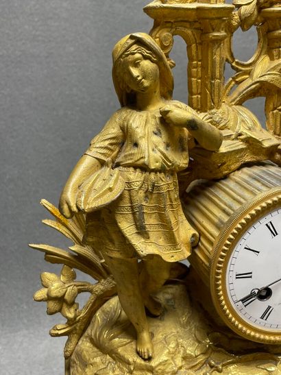 Pendule en régule doré fin XIX°
socle doré,...