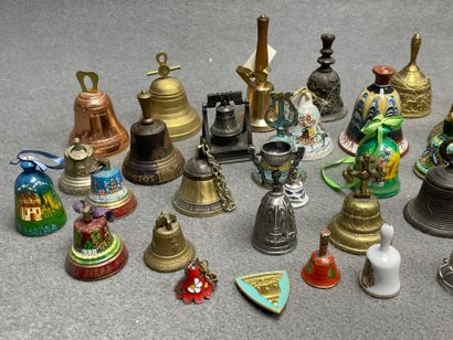Collection de cloches. 
H. : de 3 à 16 c...