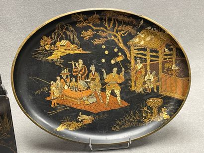 Lot comprenant:
Deux assiettes en porcelaine...