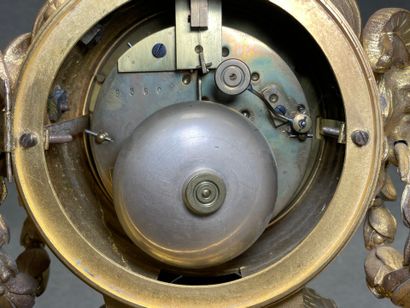 Pendule en bronze ciselé et doré, tête de...