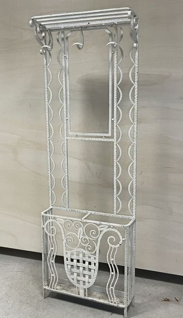 Porte-manteau en fer forgé. 
180 x 60 x 18...