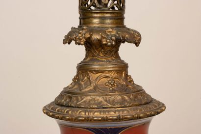 Pied de lampe en porcelaine de Bayeux, monture...