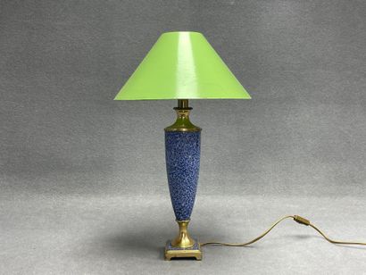 Lampe de salon piètement en métal émaillé....