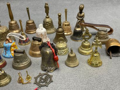 Collection de cloches. 
H. : de 3 à 16 c...