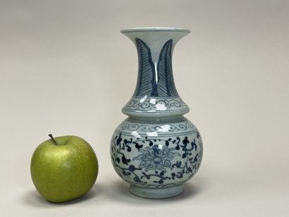 Vase en porcelaine de Chine. 
H. :17 cm.
