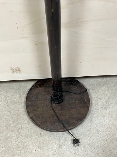 Lampadaire des années 1950, abat jour opaline....