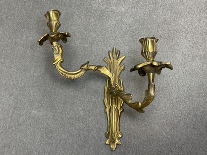 Paire d'appliques à deux lumières en bronze....
