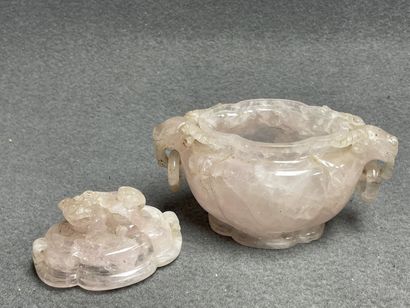 Pot couvert en quartz sculptée. 
Chine
13...
