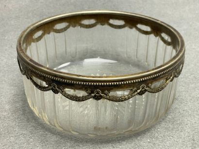 Lot comprenant:
Salière baptismale, verre...