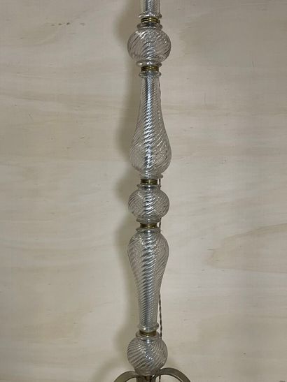 Lampadaire en métal courbé doré et fût en...