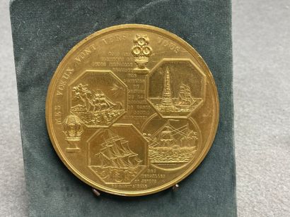 Deux médailles presse papier en bronze doré....
