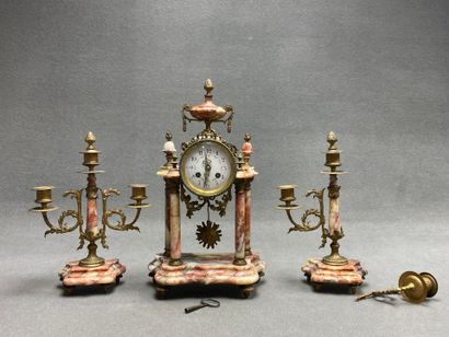 Garniture de cheminée comprenant une pendule...
