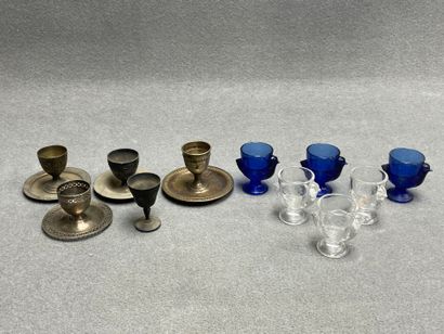 Cinq coquetiers en métal et six en verres....