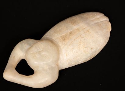 Scarabée à tête humaine en pierre dure sculptée....