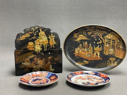 Lot comprenant:
Deux assiettes en porcelaine...