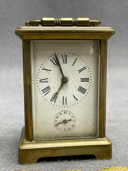 Lot comprenant:
Pendulette d'officier, flasque...