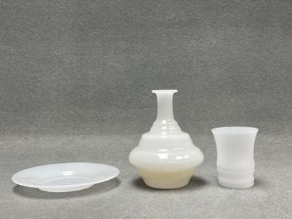 Service verre d'eau en opaline.
H. : de 9,5...