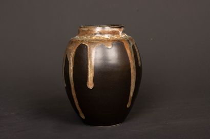 Jean POINTU (1843-1925).
Deux vases en grès...