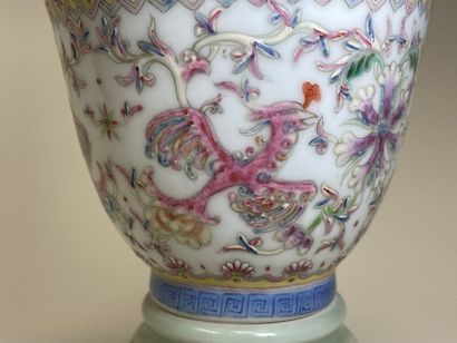 Vase en porcelaine à décor polychrome de...