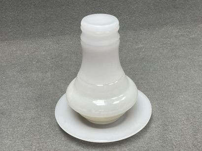 Service verre d'eau en opaline.
H. : de 9,5...