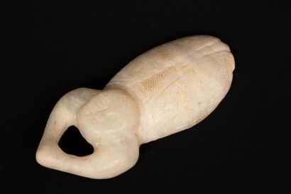 Scarabée à tête humaine en pierre dure sculptée....