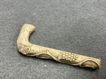 Lot comprenant:
Pendulette d'officier, flasque...