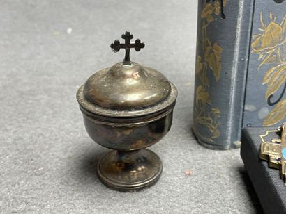 Lot religieux:
Cadre de table, bénitier,...