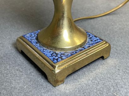 Lampe de salon piètement en métal émaillé....