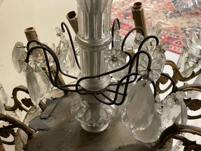 Lustre à pampilles. 
H. :73 cm. D. :60 cm....