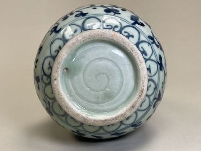 Vase en porcelaine de Chine. 
H. :17 cm.