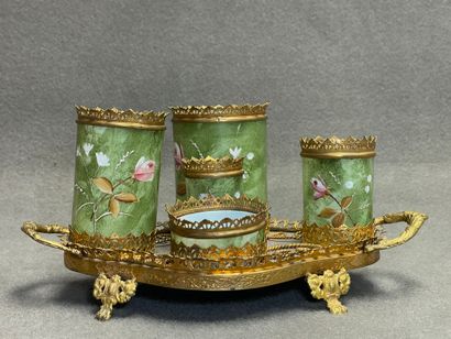 Service fumeur en porcelaine, monture pomponne.
Vers...