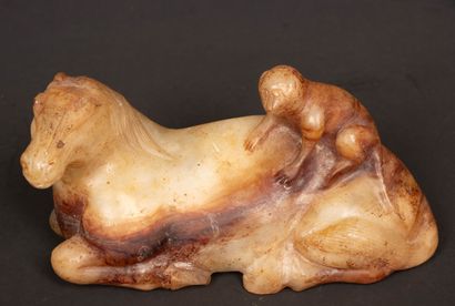 Singe sur le dos d'un cheval allongé. 
Sculpture...