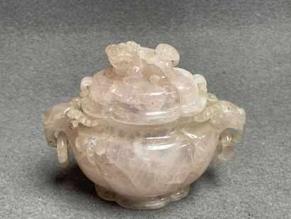 Pot couvert en quartz sculptée. 
Chine
13...