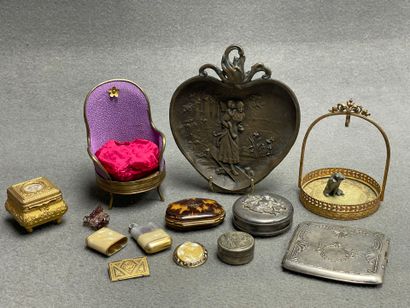 Lot de bibelots comprenant:
Coupe en bronze,...