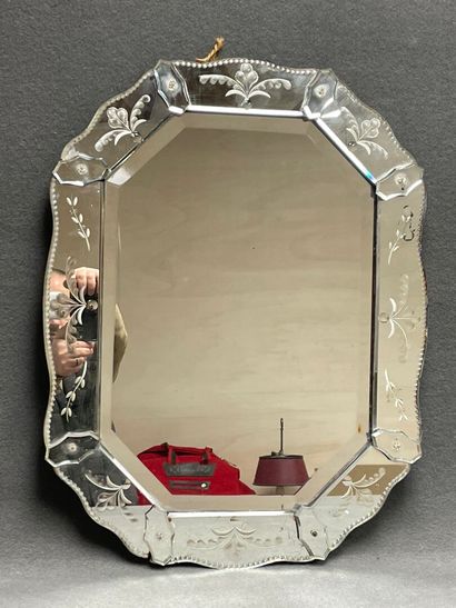 Miroir vénitien ovale.
67 x 51 cm.