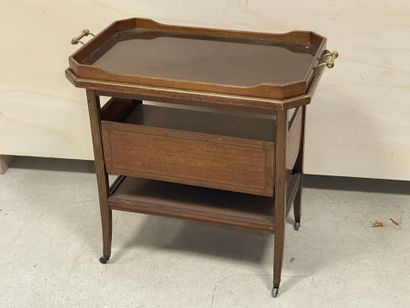 Table à thé anglaise, à volets. 
76 x 85...