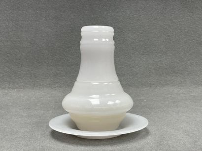 Service verre d'eau en opaline.
H. : de 9,5...